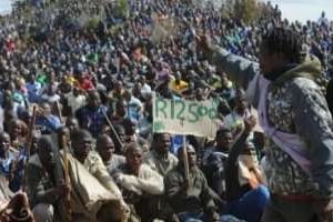 Des mineurs grévistes à la mine de Marikana, le 18 août 2012, en Afrique du Sud. © AFP
