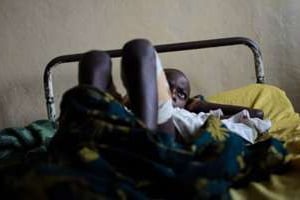 Un garçon blessé dans des affrontements dans la région de Masisi, le 31 juillet 2012 à Goma. © AFP