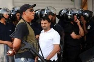 Des policiers tunisiens surveillent les prières du vendredi, le 15 juin 2012 à Tunis. © Fethi Belaid/AFP