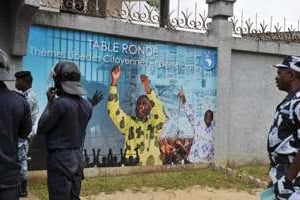 L’attaque contre le siège du FPI a fait trois blessés, le 18 août à Abidjan. © AFP