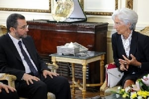 Mohamed Morsi (g) et Christine Lagarde (d). Le FMI pourrait aider le gouvernement égyptien à mener les réformes économiques nécessaires. © AFP