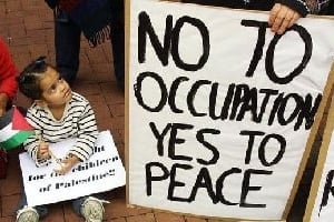 Une manifestation au Cap le 23 avril 2002 contre l’occupation par Israël des Territoires palestiniens. On estime à environ 800 le nombre de sociétés israéliennes présentes dans le pays. © Anna Zieminski/AFP