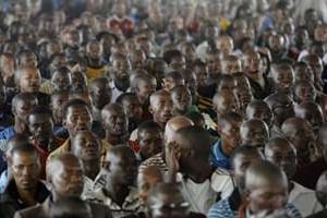 Des centaines de personnes assistent à la cérémonie en mémoire du drame de la mine de Marikana. © AFP