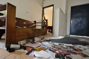 Les dégâts dans les bureaux du journal « Le Temps », victime d’un attentat le 19 août 2012. © AFP