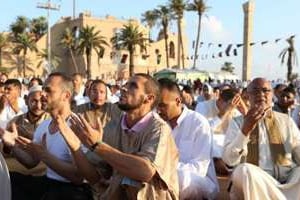 Des Libyens prient sur la place des martyrs de Tripoli, le 19 août 2012. © AFP
