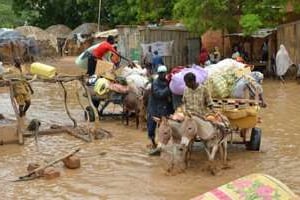 Des habitants de Niamey évacuent leurs maisons, le 19 août 2012 après des inondations. © AFP