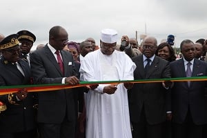Le Premier ministre camerounais Philémon Yang inaugure la route qui relie désormais Ayos à Bonis. © Primature