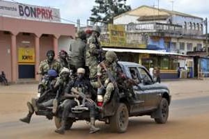 Des soldats des FRCI dans les rues de Dabou, le 16 août 2012. © AFP/Sia Kambou