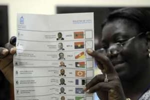 Une femme montre son bulletin de vote près de Luanda, en Angola, le 31 août 2012. © AFP