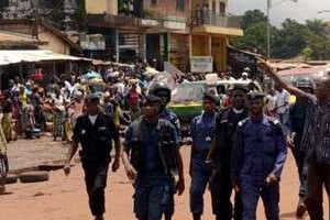 Des policiers se déploient pendant une manifestation de l’opposition le 27 août 2012 à Conakry. © AFP