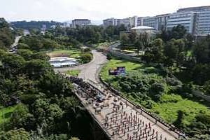 Une procession accompagne la dépouille du Premier ministre éthiopien Meles Zenawi. © AFP