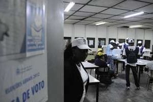 Un bureau de vote à Luanda, la capitale de l’Angola, le 31 août 2012. © AFP