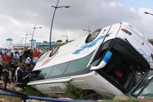 Un accident de bus, en septembre 2010, dans le nord du Maroc. © AFP