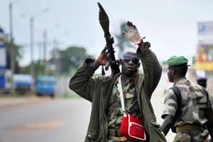 Patrouille des FRCI, à Dabou, le 16 août. © AFP