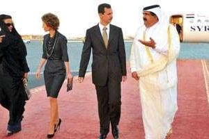 L’émir du Qatar et son épouse accueillant le couple présidentiel syrien à Doha, en 2010. © Sipa