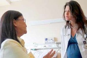 Le Dr Sarah Browne avec une patiente vietnamienne, le 22 août, à Bethesda. © SIPA