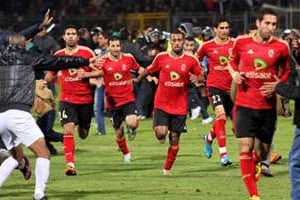 Les joueurs d’al-Ahly fuyant les violences lors du match à Port Saïd le 1er février dernier. © Reuters