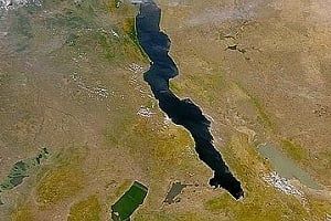 Le lac Tanganyika est le deuxième plus grand lac d’Afrique et recèlerait d’importantes réserves de gaz et de pétrole. © AFP