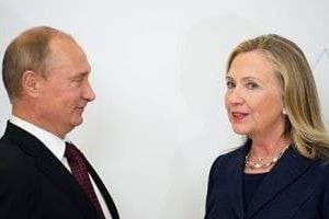 Vladimir Poutine et Hillary Clinton le 8 septembre 2012 à Vladivostok. © AFP