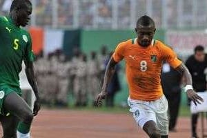 L’Ivoirien Salomon Kalou dribble le Sénégalais Papa Gueye. © AFP