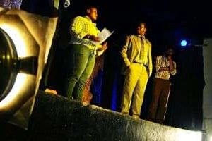 Des acteurs répètent une scène de pièce de théâtre à Kampala. © AFP