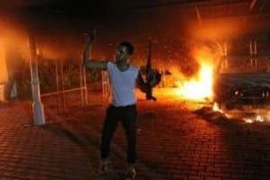 Devant le consulat des États-Unis à Benghazi, en Libye, au soir du 11 septembre 2012. © AFP