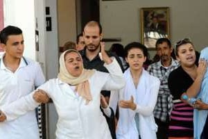 Les familles de cinq militants condamnés à des peines de prison, le 12 septembre. © AFP