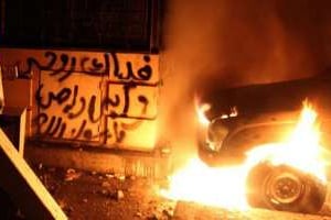 Une voiture incendiée près de l’ambassade américaine au Caire, le 13 septembre 2012. © AFP