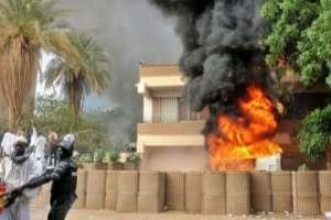 L’ambassade d’Allemagne à Khartoum en flammes, le 14 septembre 2012, après une attaque. © Ashraf Shazly/AFP