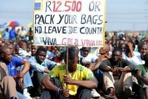 Des mineurs grévistes manifestent le 14 septembre 2012 à Marikana. © AFP
