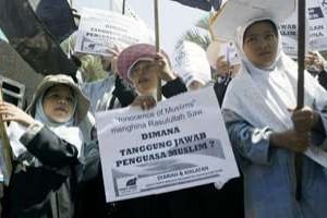 Des musulmans indonésiens manifestent contre le film dénigrant l’Islam, le 15 septembre 2012. © AFP