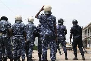 Des policiers déployés lors d’une manifestation de l’opposition à Lomé, en août 2012 © AFP