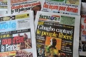 La presse ivoirienne, foncièrement partisane, est divisée en deux camps opposés. © AFP
