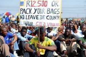 Sit-in organisé par des mineurs grévistes, le 14 septembre 2012 à Marikana. © AFP
