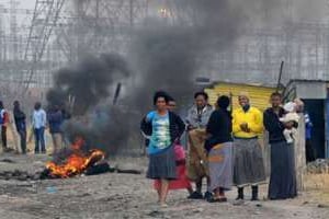 Des mineurs en grève à Marikana, le 15 septembre 2012. © AFP
