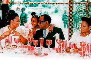 Mobutu avec ses deux femmes (Bobi Ladawa, à g. et Kosia), à Kinshasa. © DR