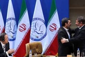 Avec M. Ahmadinejad lors de la conférence des non-alignés, le 30 août à Téhéran. © AFP