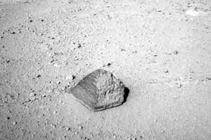 Image d’une morceau de roche qui va être analyser par le robot. © Nasa
