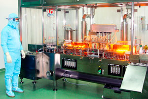Dans l’un des blocs stériles de production de Sothema, spécialiste des produits injectables. © Sothema