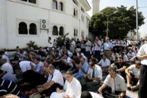 Des fidèles devant la mosquée Al-Fatah, le 21 septembre 2012 à Tunis. © Fethi Belaid