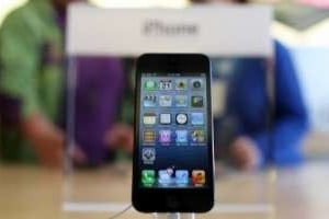 Un iPhone 5 présenté dans un Apple Store à San Francisco, le 21 septembre 2012 © Justin Sullivan/Getty Images/AFP
