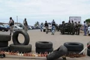 Des FRCI surveillant un checkpoint sur la route menant au Ghana, près d’Abidjan, le 21 septembre. © Sia Kambou