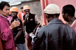 Confié au chinois Anhui Foreign Economic Construction Co., le chantier du stade de Ndola (Zambie) a été émaillé d’incidents, les ouvriers dénonçant la faiblesse de leurs salaires. © Thomas Lekfeldt/Moment/Agence Vu