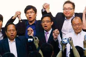 Albert Ho (2e à g.) et ses amis, pas trop abattus après leur défaite électorale. © KIN CHEUNG/AP/SIPA