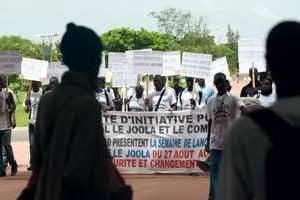 Marche des orphelins des victimes du naufrage, à Dakar le 30 août. © Sylvain Cherkaoui pour J.A.