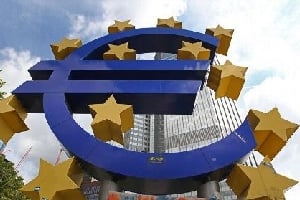 La BCE a calculé que la zone euro serait en récession de 0,4 % en 2012 et que la reprise ne dépasserait pas les 0,5 % en 2013. © AFP