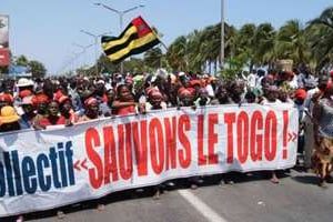 Des manifestants du collectif « Sauvons le Togo », le 25 septembre 2012 à Lomé. © AFP