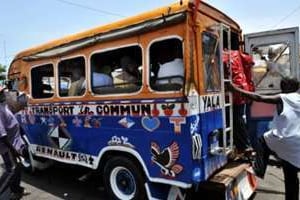 Un des nombreux « cars rapides » circulant à Dakar. © AFP