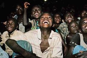 Lors d’une projection du Cinéma numérique ambulant, au Mali. © Meyer/Tendance Floue