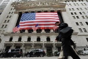 Malgré le mieux relatif observé à Wall Street, la mésentente des démocrates et des républicains sur la manière de réduire le déficit et une dette colossale pourrait déclencher automatiquement des coupes budgétaires dramatiques. © AFP